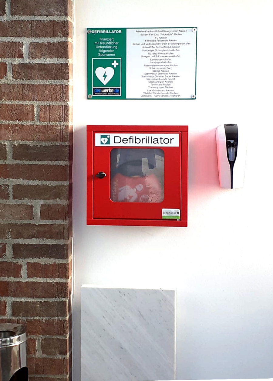 Der Defibrillator hängt frei zugänglich im Eingangsbereich